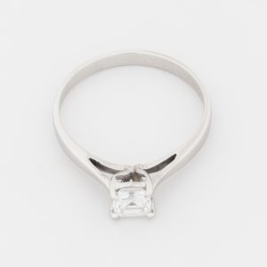 Anillo solitario de oro blanco de 18K - Imagen 2